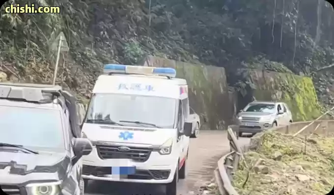 西藏两男一女开救护车自驾旅游，警笛开道态度嚣张，身份曝光停业整顿 第3张