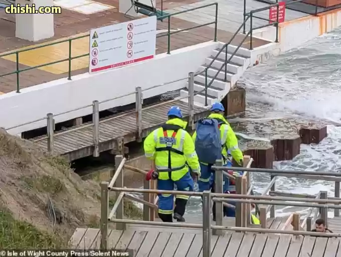 英国著名白崖海岸出大事！自驾客连人带车掉下90米悬崖坠海，车毁人亡 第11张