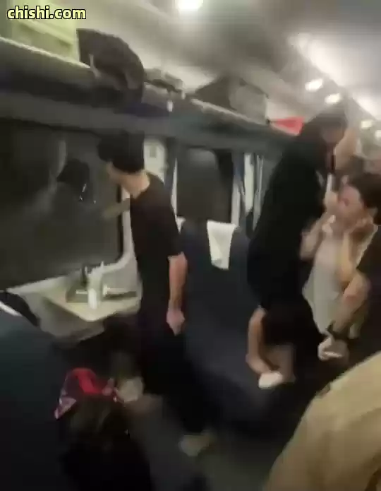 火车被困三小时，小伙砸窗救全车人，却被带走批评教育，到底错在哪里？ 第4张
